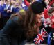 La reine Elizabeth II et la duchesse de Cambridge s'offrent un bain de foule à Leicester, le 8 mars 2012