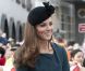 La reine Elizabeth II et la duchesse de Cambridge s'offrent un bain de foule à Leicester, le 8 mars 2012
