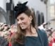 La reine Elizabeth II et la duchesse de Cambridge s'offrent un bain de foule à Leicester, le 8 mars 2012