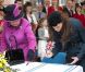 La reine Elizabeth II et la duchesse de Cambridge immortalisent leur passage à Leicester, le 8 mars 2012