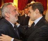 Dominique Farrugia et Nicolas Sarkozy à la cérémonie organisée à l'Élysée où le président a décoré onze  personnalités du monde des arts et du spectacle, le 14 mars 2012.
