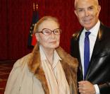 Michèle Morgan à la cérémonie organisée à l\'Élysée où le président a décoré onze  personnalités du monde des arts et du spectacle, le 14 mars 2012.