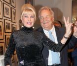 Massimo Gargia réunit Indra, Ivana Trump, Arno Klarsfeld pour couper un cake