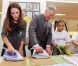 Kate Middleton et le prince Charles ont battu le fer en duo lors de leur visite au programme The Great Art Quest de la Foundation for children and the arts, à Londres, le 15 mars 2012.