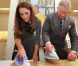 Kate Middleton et le prince Charles ont battu le fer en duo lors de leur visite au programme The Great Art Quest de la Foundation for children and the arts, à Londres, le 15 mars 2012.