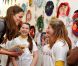 Kate Middleton a encore une fois démontré sa merveilleuse complicité avec les enfants, lors de sa visite avec son beau-père le prince Charles à la Foundation for Children and the arts à la Dulwich Gallery de Londres, le 15 mars 2012.