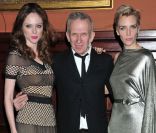Jean-Paul Gaultier, entouré des top models Coco Rocha et Hannelore Knuts à New York. Le 17 mars 2012.