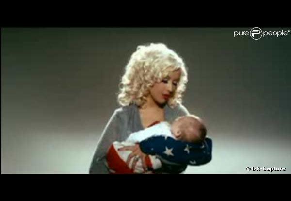 Christina Aguilera appelle au vote avec son bébé !