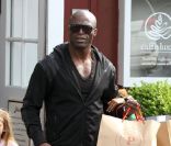 Seal avec ses enfants à Los Angeles, le 30 mars 2012.