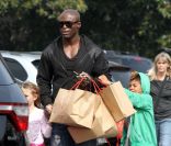 Seal emmène ses enfants pour une séance shopping. Los Angeles, le 30 mars 2012.