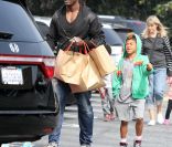 Seal profite seul de ses enfants lors d\'une après-midi shopping. Los Angeles, le 30 mars 2012.