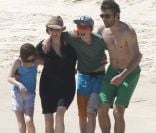 Julianne Moore en vacances avec son mari Bart Freundlich, leur fils Caleb, 14 ans, et leur fille Liv, 10 ans, à Los Cabos au Mexique, le 19 mars 2012.