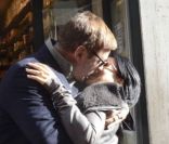 Alec Baldwin et sa fiancée Hilaria Thomas s'autorisent un baiser fougeux dans les rues de Rome le 12 avril 2012