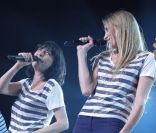 Lio et sa fille Nubla, sur la scène du Zénith de Lille, dans le cadre de la tournée RFM Party 80, le vendredi 13 avril 2012.