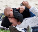  Moment de complicité pour Selma Blair et son fils Arthur à Los Angeles le 14 avril 2012 