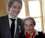 Stanislas Merhar épinglé devant sa mère, Elodie Frégé et Jean-Paul Belmondo