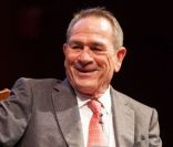 Tommy Lee Jones souriant pour son retour à Harvard