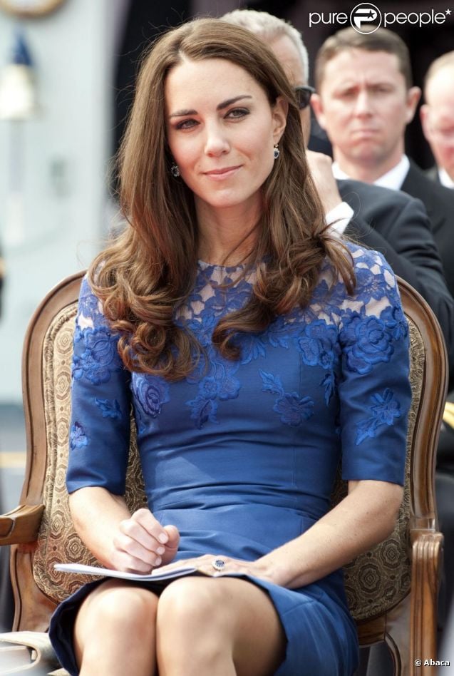 Kate Middleton à Québec le 3 juillet 2011. 
 Catherine, duchesse de Cambridge (Kate Middleton), devenue de manière fulgurante une icône de style depuis son entrée dans la famille royale, s'en est souvent remise au bleu, une couleur qu'elle affectionne, pour des occasions spéciales.