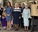  Kate Middleton avec la reine Elizabeth II et Camilla Parker Bowles chez Fotnum and Masons à Piccadilly, le 1er mars 2012. 
 Catherine, duchesse de Cambridge (Kate Middleton), devenue de manière fulgurante une icône de style depuis son entrée dans la famille royale, s'en est souvent remise au bleu, une couleur qu'elle affectionne, pour des occasions spéciales. 