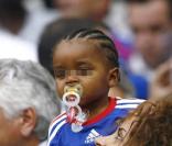 Noémie Lenoir et son fils Keylan supportent Claude Makelele