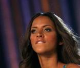 Noémie Lenoir défile pour Victoria's Secret
