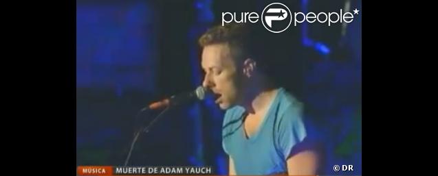 Coldplay rend hommage à Adam Yauch des Beastie Boys, lors d'un concert à Los Angeles, le 4 mai 2012.