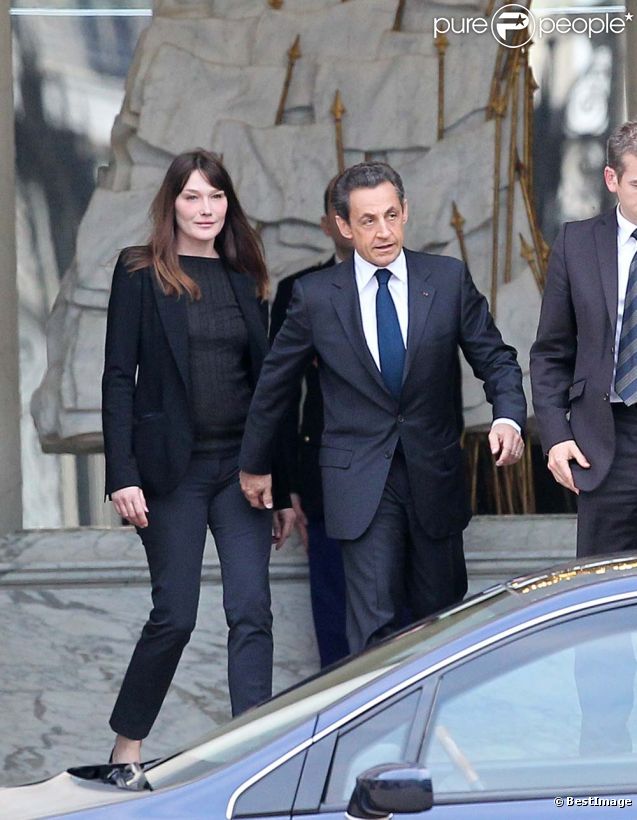 Après la révélation des résultats Carla Bruni et Nicolas Sarkozy quittent l'Elysée, à Paris, le 6 mai 2012.