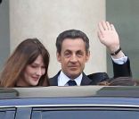 Peu après 20 heures, Carla Bruni et Nicolas Sarkozy quittent l\'Elysée, à Paris, le 6 mai 2012.
