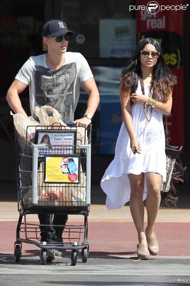 Vanessa Hudgens et son chéri Austin Butler font leurs courses à Los Angeles le 7 mai 2012