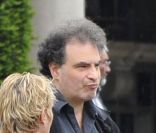 Raphaël Mezrahi aux obsèques d\'Eric Charden, le 11 mai 2012, à Paris.