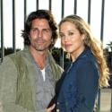 Elizabeth Berkley, enceinte, et son mari amoureux devant Lou Doillon