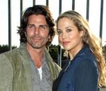 Elizabeth Berkley, enceinte, et son mari amoureux devant Lou Doillon