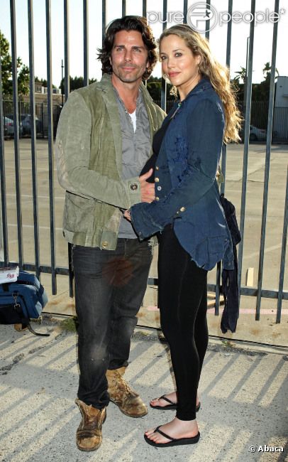 Elizabeth Berkley, enceinte, et son mari Greg Lauren lors du vernissage de l'exposition Rebel à Los Angeles le 12 mai 2012