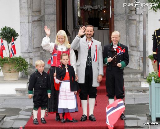 Le prince Haakon avec femme et enfants pour la fete nationale 2012: ca grandit !...