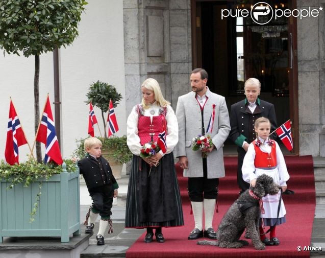 CASA REAL DE NORUEGA - Página 84 852314-le-prince-haakon-la-princesse-637x0-1