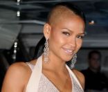 La sublime Cassie quitte la Sphère Party, qui avait lieu sur le yacht de Denish Rich. Cannes, le 18 mai 2012.