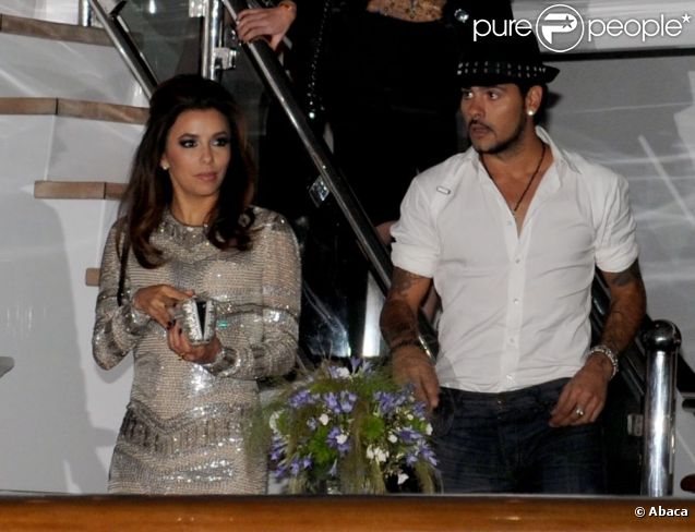 Eva Longoria et son compagnon Eduardo Cruz quittent la Sphère Party à Cannes, le 18 mai 2012.