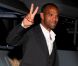 Amaury Nolasco en costume et chaussettes, salue les photographes en quittant la Sphère Party. Cannes, le 18 mai 2012.
