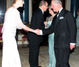 <p>Le prince Albert et la princesse Charlene de Monaco accueillis par le prince Charles et la duchesse de Camilla.</p>
<p>Le prince Charles et Camilla Parker Bowles donnaient le 18 mai 2012 à Buckingham Palace un dîner pour de nombreux royaux étrange