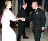 Charlene de Monaco et Rania de Jordanie somptueuses à Buckingham