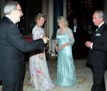 <p>Le duc et la duchesse de Cornouailles accueillent Constantin et Anne-Marie de Grèce.</p>
<p>Le prince Charles et Camilla Parker Bowles donnaient le 18 mai 2012 à Buckingham Palace un dîner pour de nombreux royaux étrangers, invités en l\'honneur du