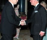 La poignée de main d\'Albert et Charles. Le prince Charles et Camilla Parker Bowles donnaient le 18 mai 2012 à Buckingham Palace un dîner pour de nombreux royaux étrangers, invités en l\'honneur du jubilé de diamant de la reine Elizabeth II. Les conviv