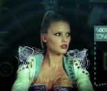 Lara Stone, sublime créature intergalactique dans le clip déjanté de Hot Chip