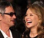Kylie Minogue et Leos Carax durant la montée des marches du film <em>Holy Motors</em>, à Cannes, le 23 mai 2012.
