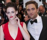 Kristen Stewart et Robert Pattinson lors de la montée des marches du Palais des Festivals pour le film Cosmopolis, à Cannes le 25 mai 2012