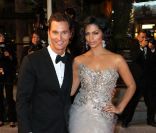 Matthew McConaughey et sa fiancée Camila Alves lors de la descente des marches après la projection du film <em>Mud</em> au Festival de Cannes le 26 mai 2012.