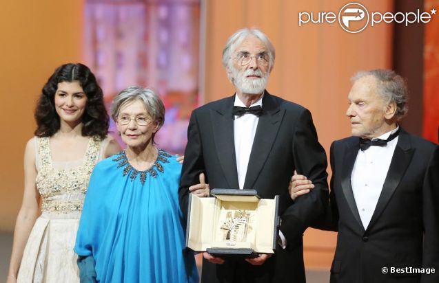 Audrey Tautou, Emmanuelle Riva, Michael Haneke, qui pose avec sa palme d'or, Jean-Louis Trintignant, lors de la cérémonie de clôture du 65e Festival de Cannes, le dimanche 27 mai 2012.
