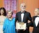 Audrey Tautou, Emmanuelle Riva, Michael Haneke, qui pose avec sa palme d'or, Jean-Louis Trintignant, lors de la cérémonie de clôture du 65e Festival de Cannes, le dimanche 27 mai 2012.
