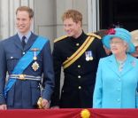 Les princes William et Harry aiment beaucoup taquiner leur grand-mère, mais ont aussi appris à filer droit ! On ne plaisante pas avec la reine !