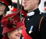 La photo préférée du prince William avec sa grand-mère la reine Elizabeth II, prise lors de sa sortie de l\'école militaire de Sandhurst en 2006 et postée en mai 2012 sur le site Historypin à l\'occasion du jubilé de diamant de la monarque. Un grand mo